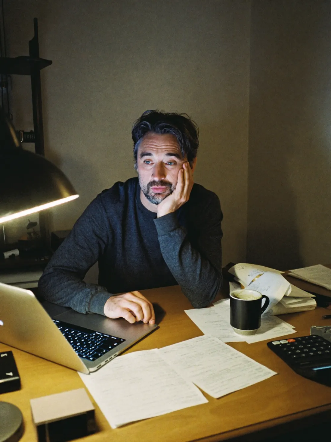 Patron de PME le soir à son bureau, fatigué