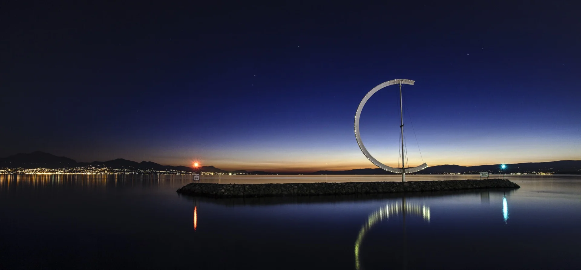 L'Éole à Ouchy, sculpture emblématique au bord du lac Léman de nuit