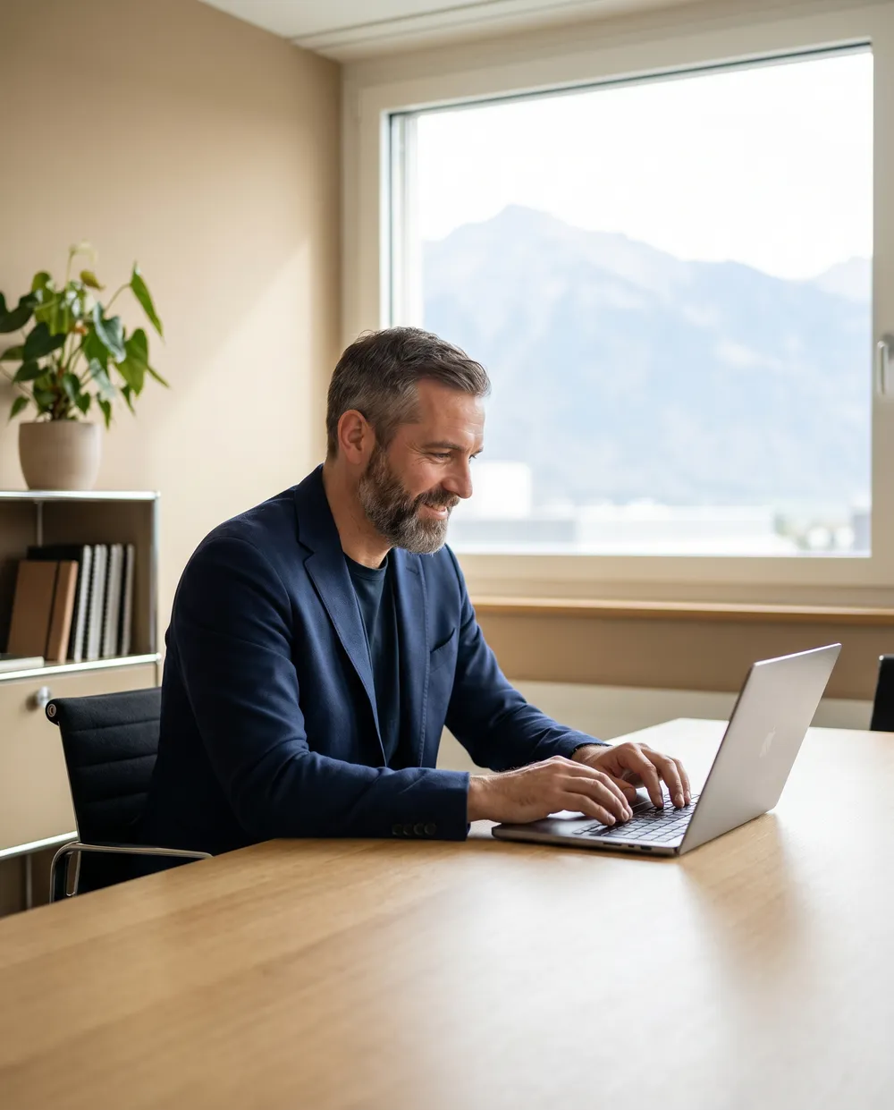 Patron de PME suisse qui pilote son site, son SEO et sa publicité depuis son bureau