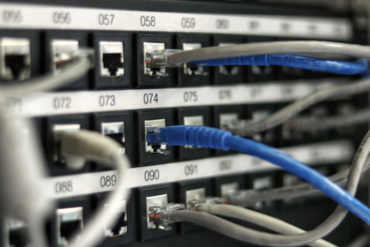 Patch panel réseau symbolisant les intégrations entre outils