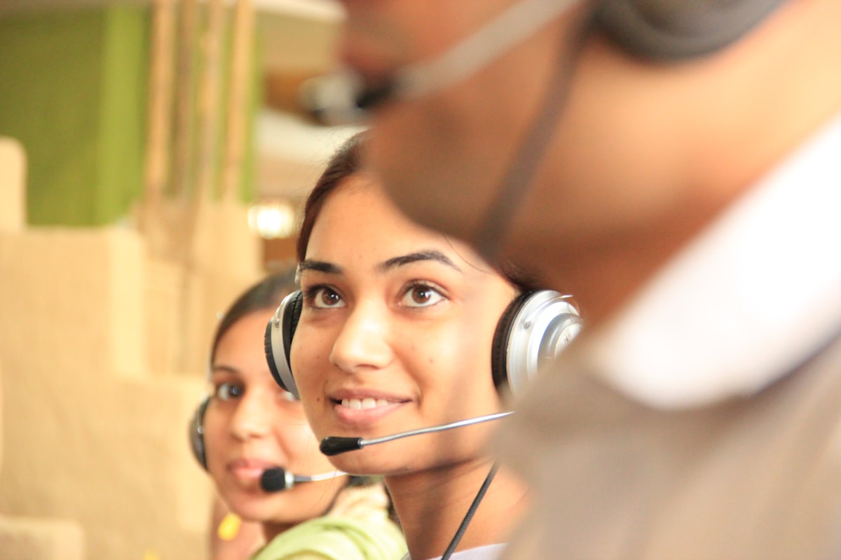 Équipe support avec casques en train d'accompagner les clients