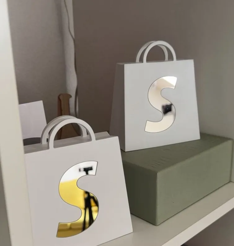 Deux trophées Shopify remis pour 10'000 commandes, obtenus sur des boutiques clientes gérées par Webie